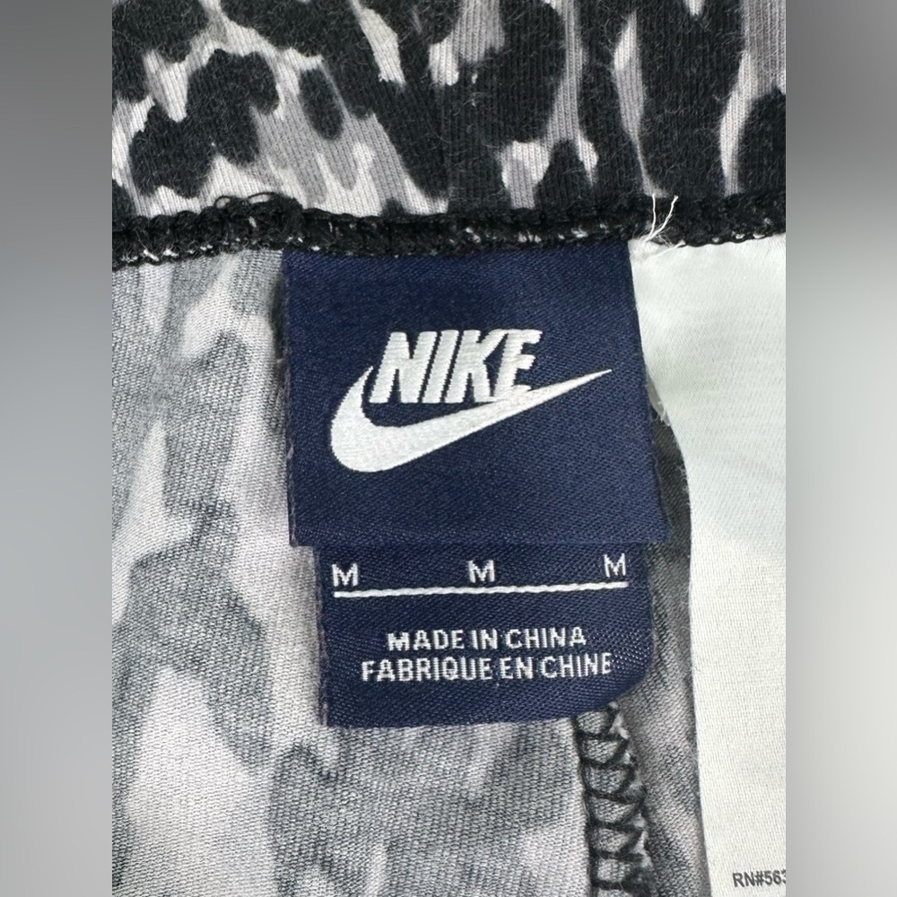 Nike Printed Leggings in Black, Gray, and White Size Medium - Picture 7 of 9